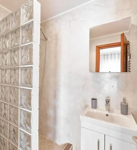 Apartment Beachside Apartment-pool-parking *